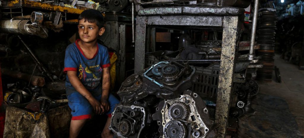 Photo UNICEF Wathiq Khuzaie A joint ILO-UNICEF report is urging action to ensure that social protection reaches all children, like 6-year-old Mustafa who works with his father in an industrial area of Baghdad, and protects them from poverty and deprivation.